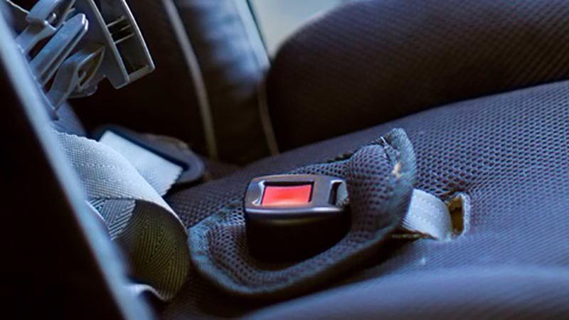 Cadeira auto de criança com cinto de segurança